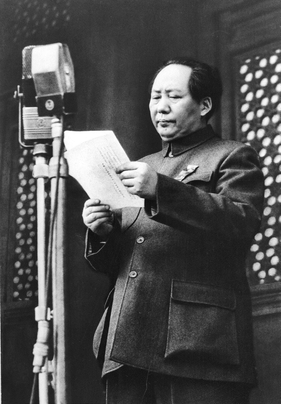 1949年10月,毛澤東在北京天安門城樓上宣布中華人民共和國建政。(遠足文化提供)