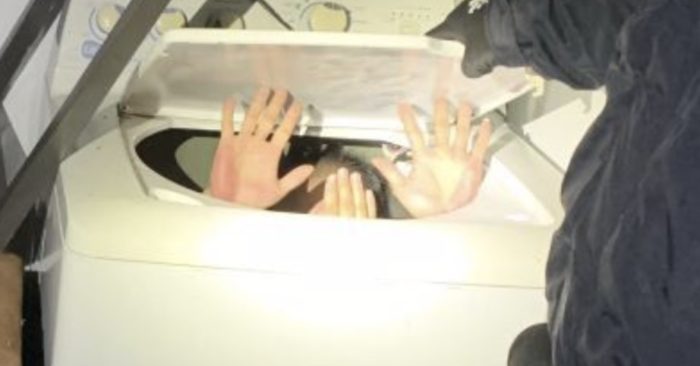 中國偷渡客擠在洗衣機裡，試圖從墨西哥偷渡到美國。（翻攝自CBP推特）