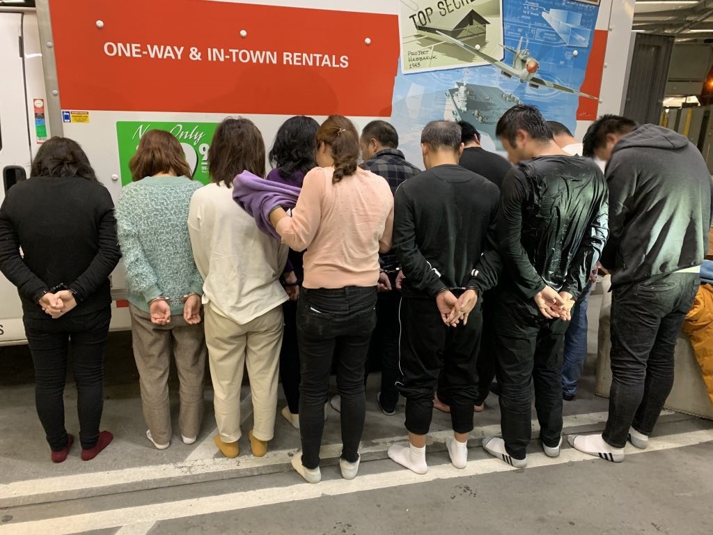 11名躲在家具裡的中國偷渡客，被美國海關抓到。（翻攝自CBP推特）