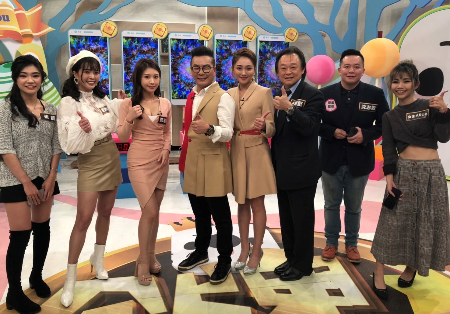 王世堅（右3）、雞排妹（左3）受邀參加益智節目答題。（金牌17Q提供）