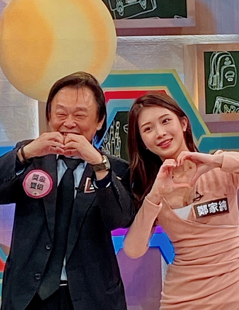 王世堅與雞排妹合照,被主持人沈玉琳笑譏如父女。(金牌17Q提供)