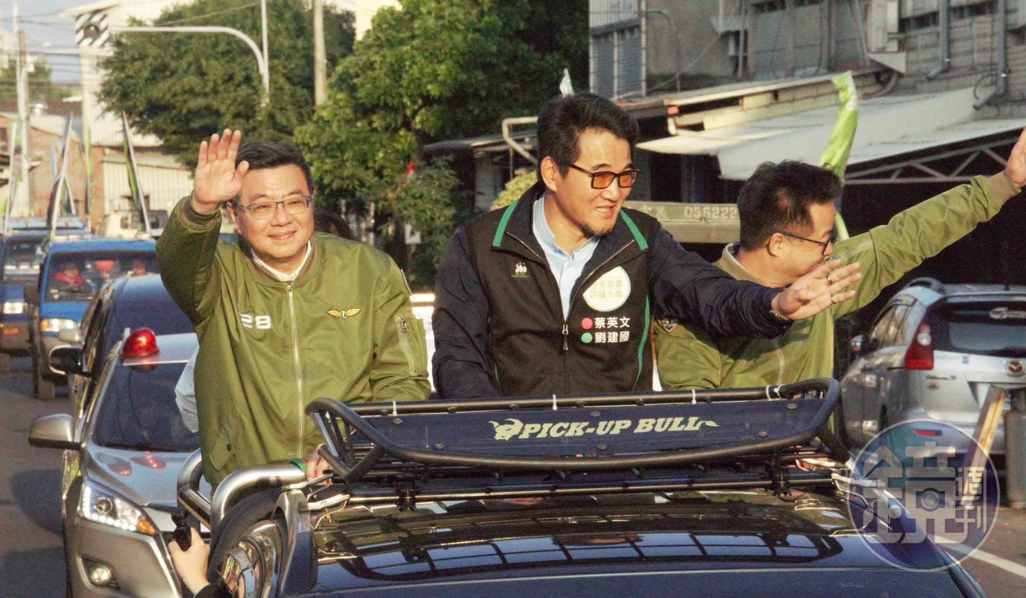 民進黨主席卓榮泰(左)、祕書長羅文嘉(右)陪同立委劉建國(中)車隊掃街。
