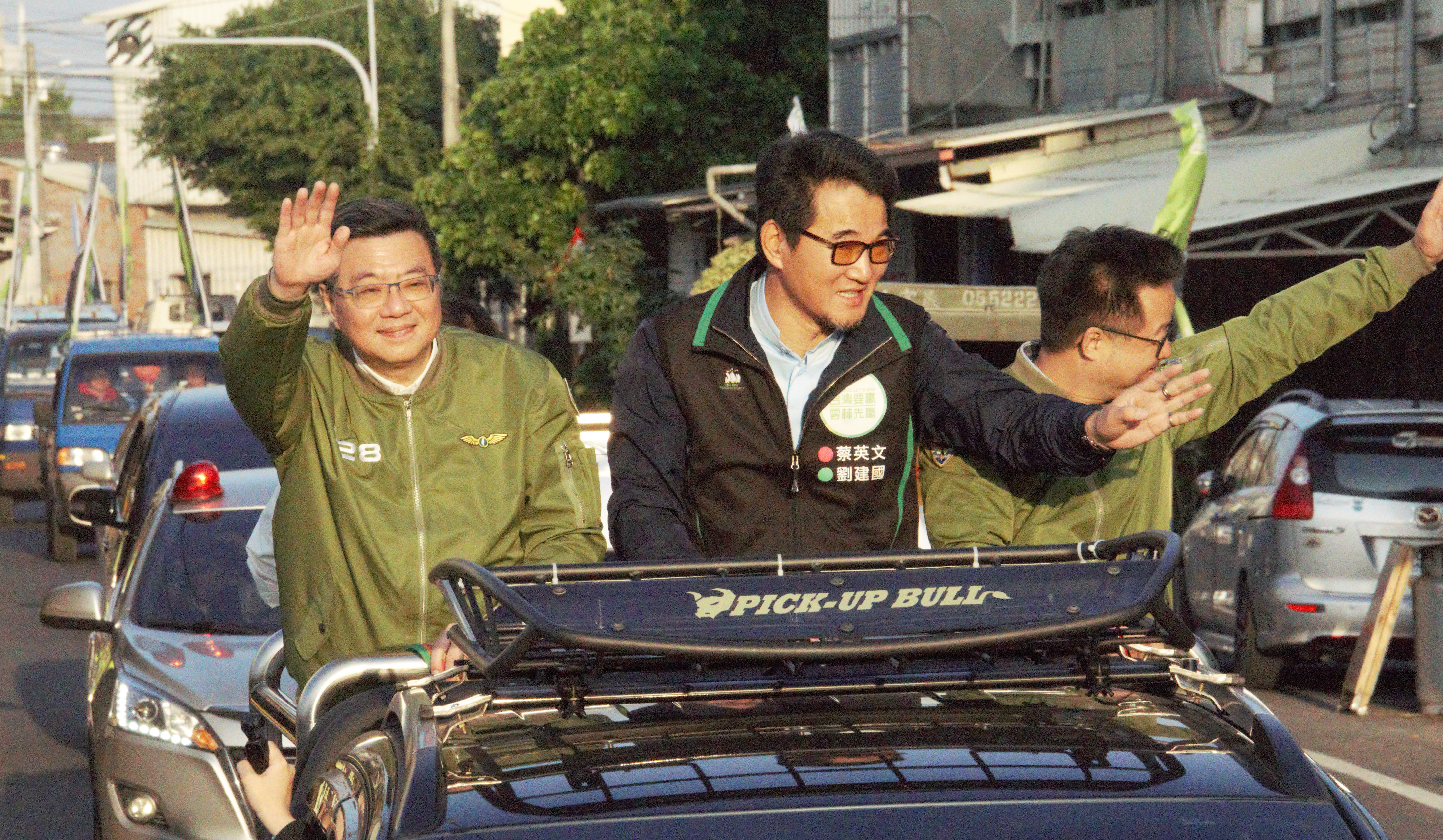 民進黨主席卓榮泰（左）、祕書長羅文嘉（右）陪同立委劉建國（中）車隊掃街。