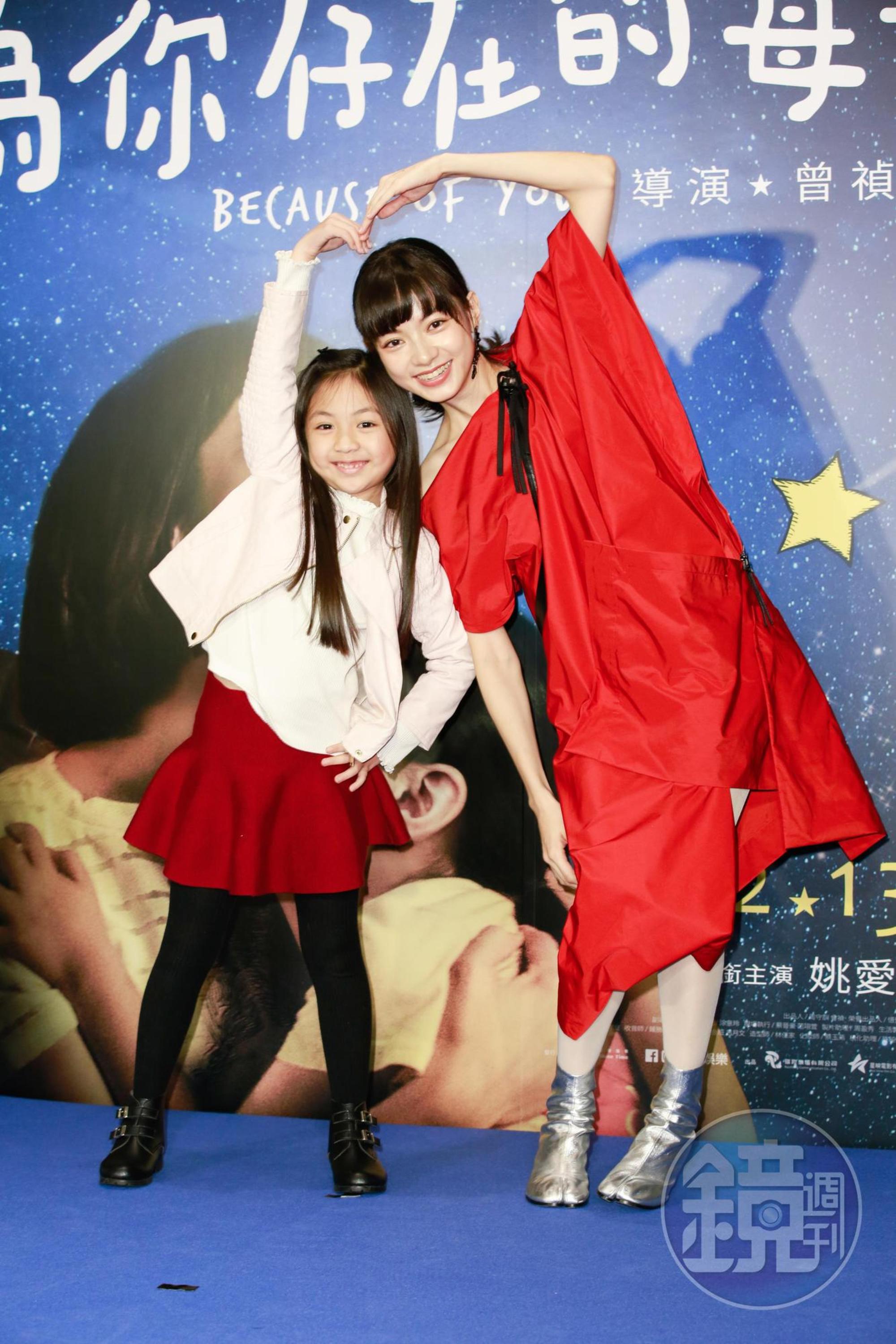 姚愛寗與演她女兒的陳品嫙感情甚篤,拍戲時還常一起睡。
