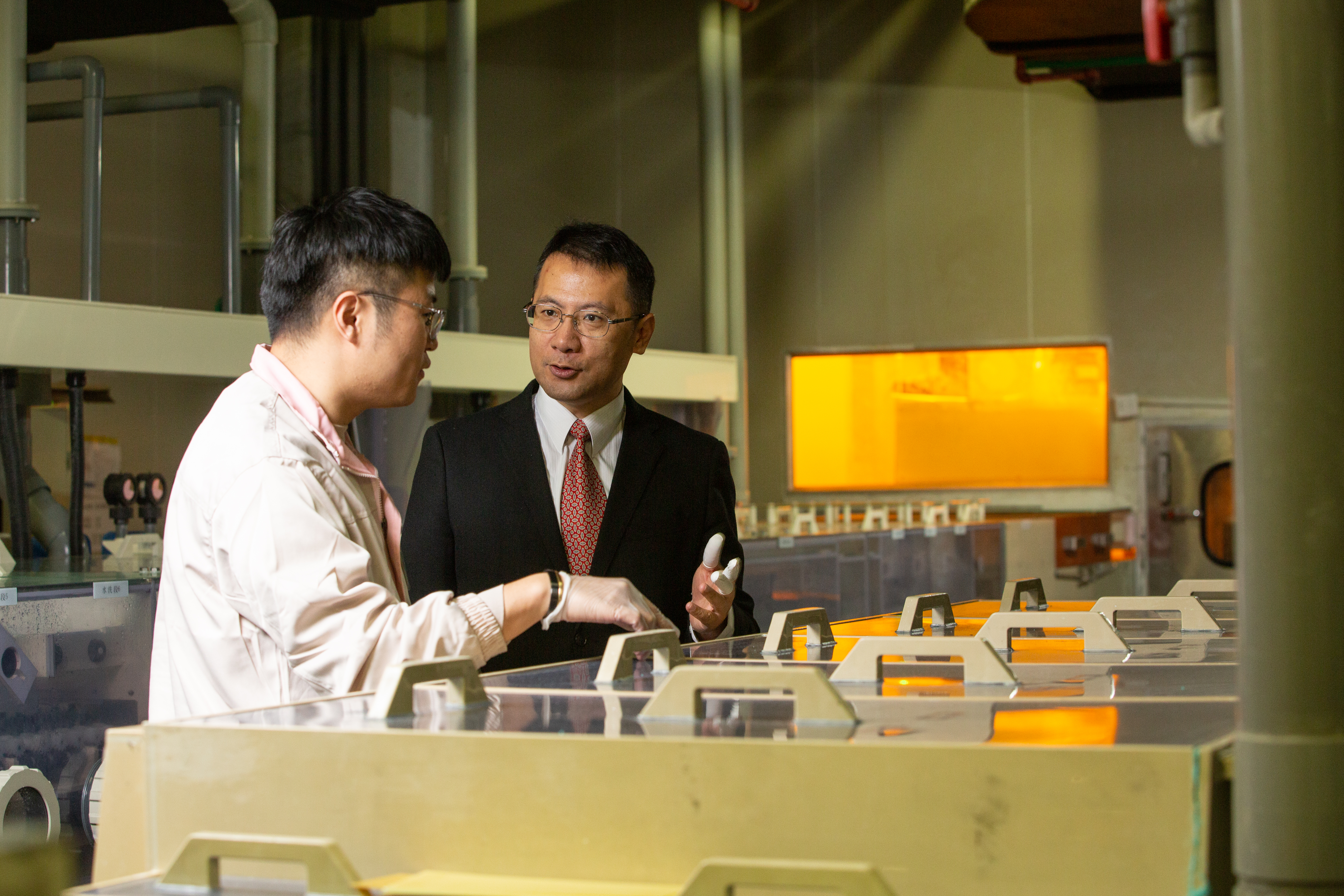 曾山一(右)重視工廠紀律,他以日為單位追蹤獲利目標,並親自盯檢,員工一刻都不敢鬆懈。