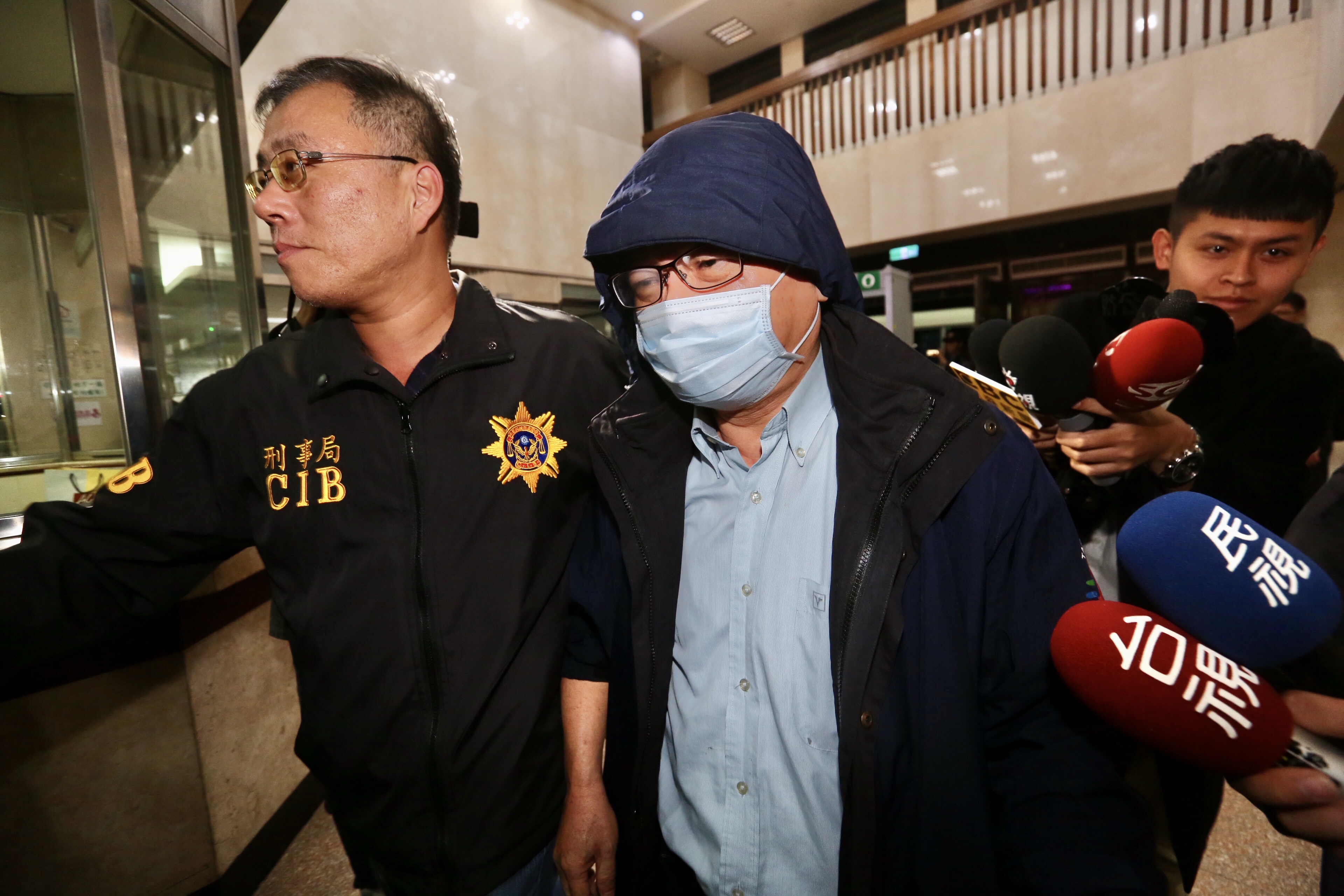 主嫌洪慶淋（中）訊後被檢方以25萬元交保，並限制出境。