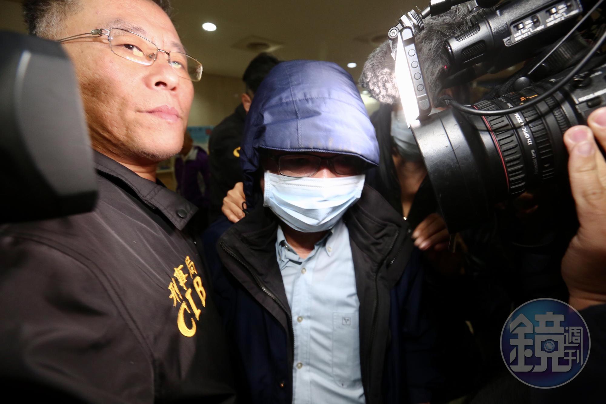 北檢偵辦陸籍人士「假交流、真觀光」名義非法來台,今晚將協會負責人洪慶淋(中)及3家旅行社老闆以25萬元交保。