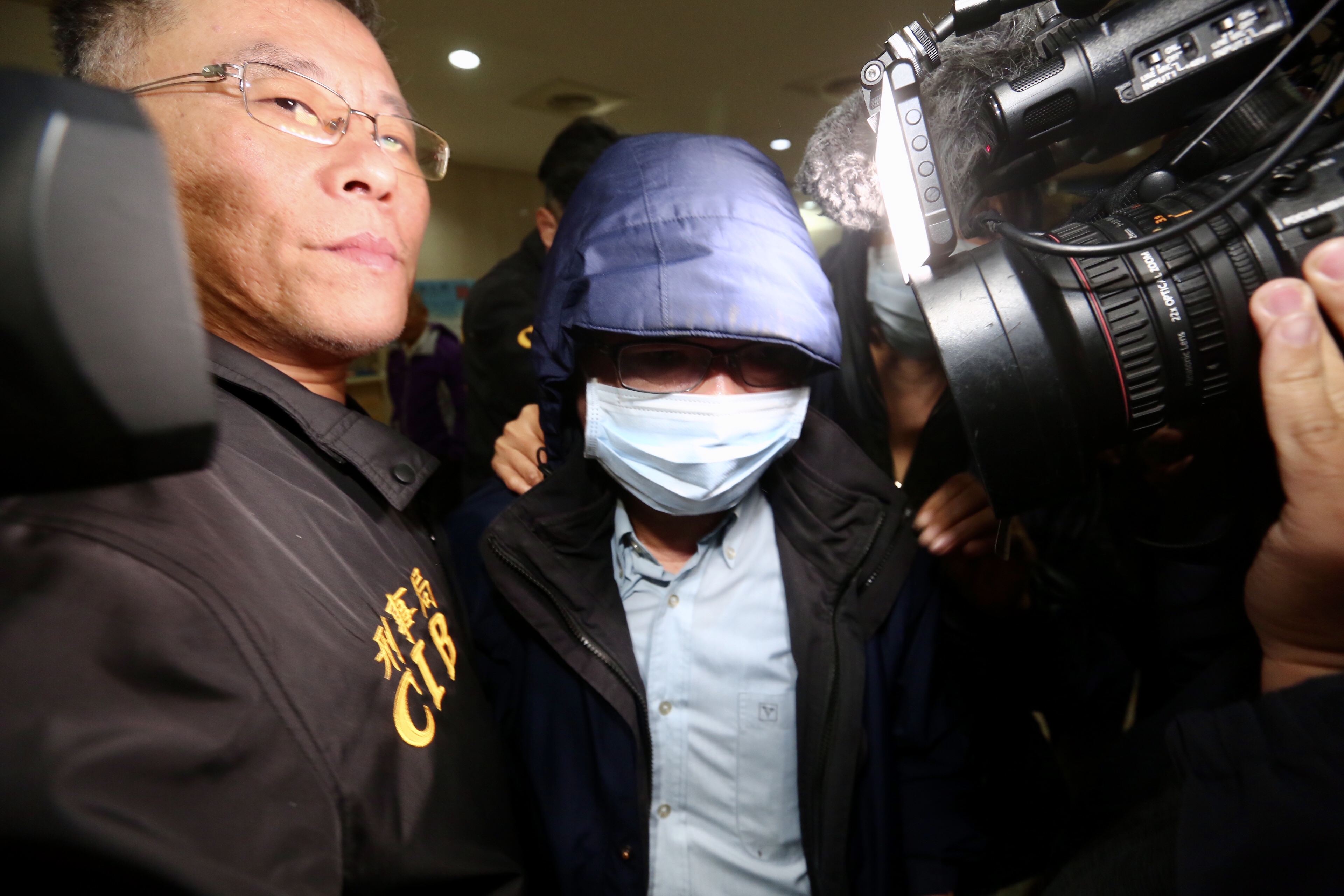 北檢偵辦陸籍人士「假交流、真觀光」名義非法來台,今晚將協會負責人洪慶淋(中)及3家旅行社老闆以25萬元交保。