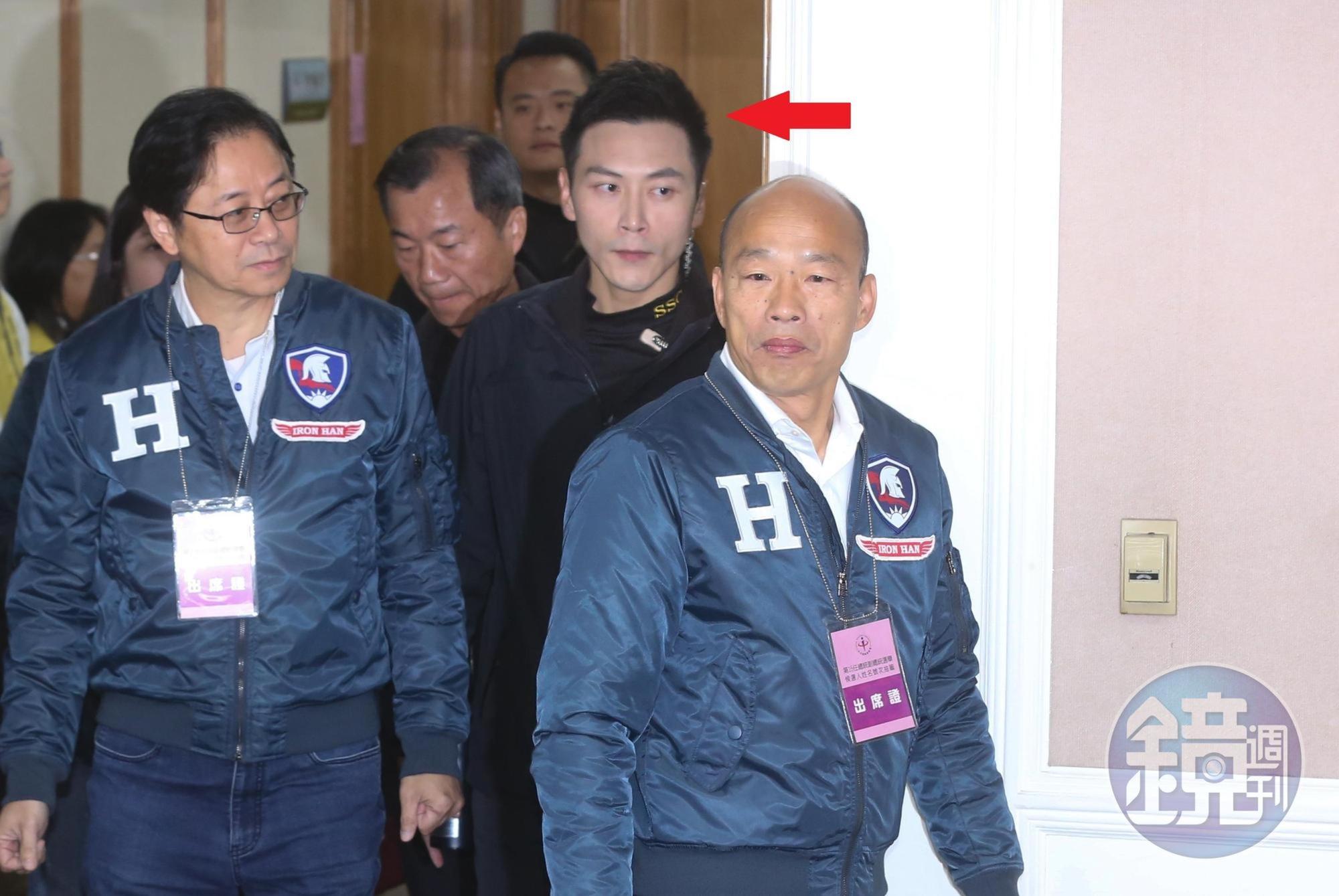 不少人最近關注到韓國瑜身邊出現一位男神級特勤人員(箭頭處)。