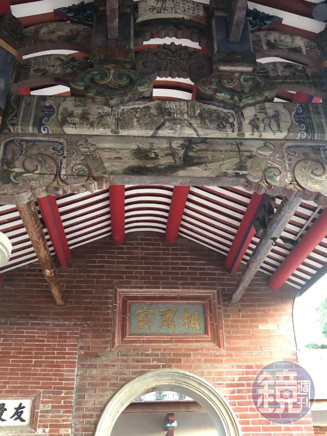 位在台中南屯的瑞成堂。遭前重劃會理事長李金安教唆工人開怪手搗毀門樓。