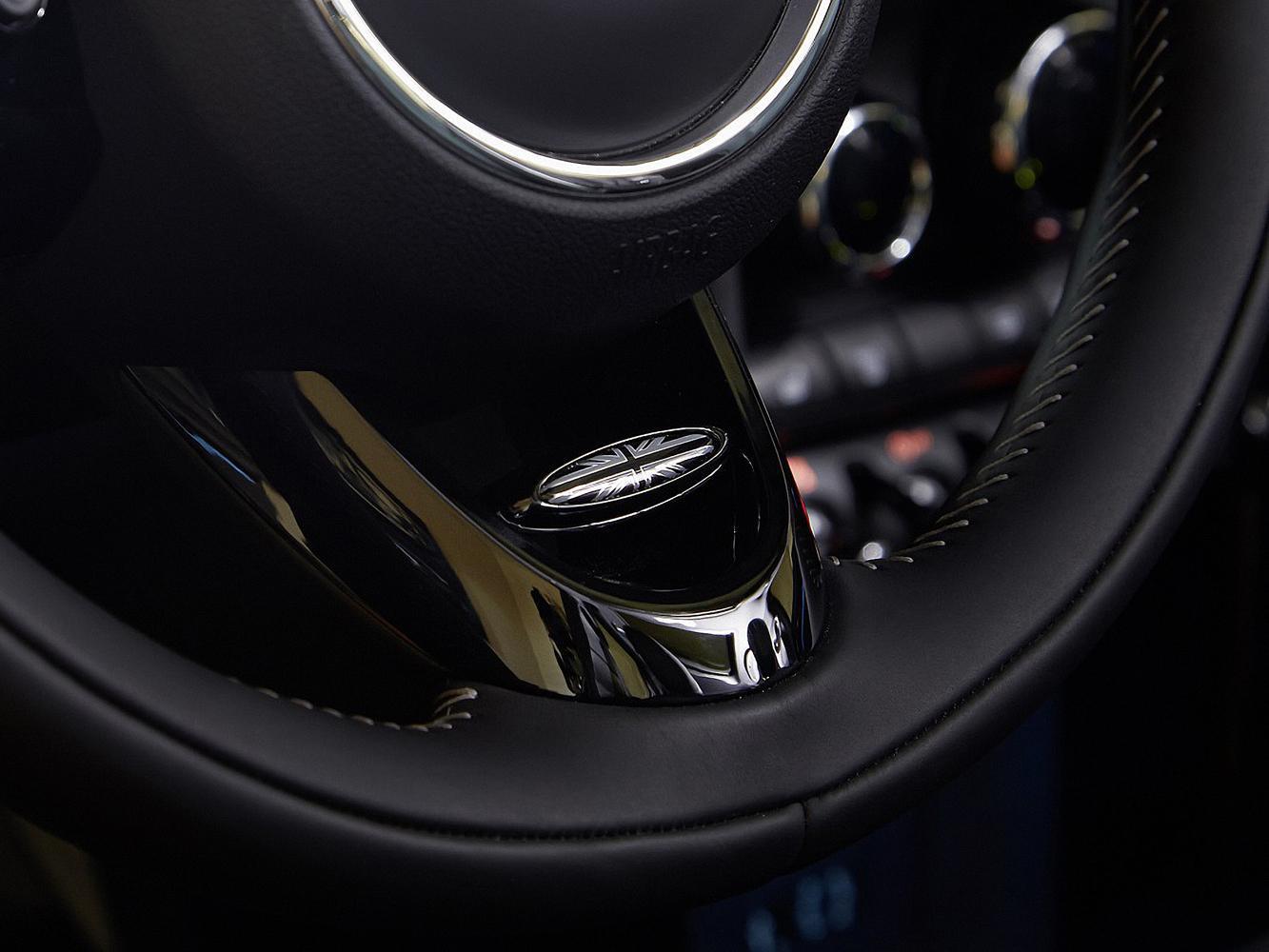 MINI Yours跑車式真皮方向盤。