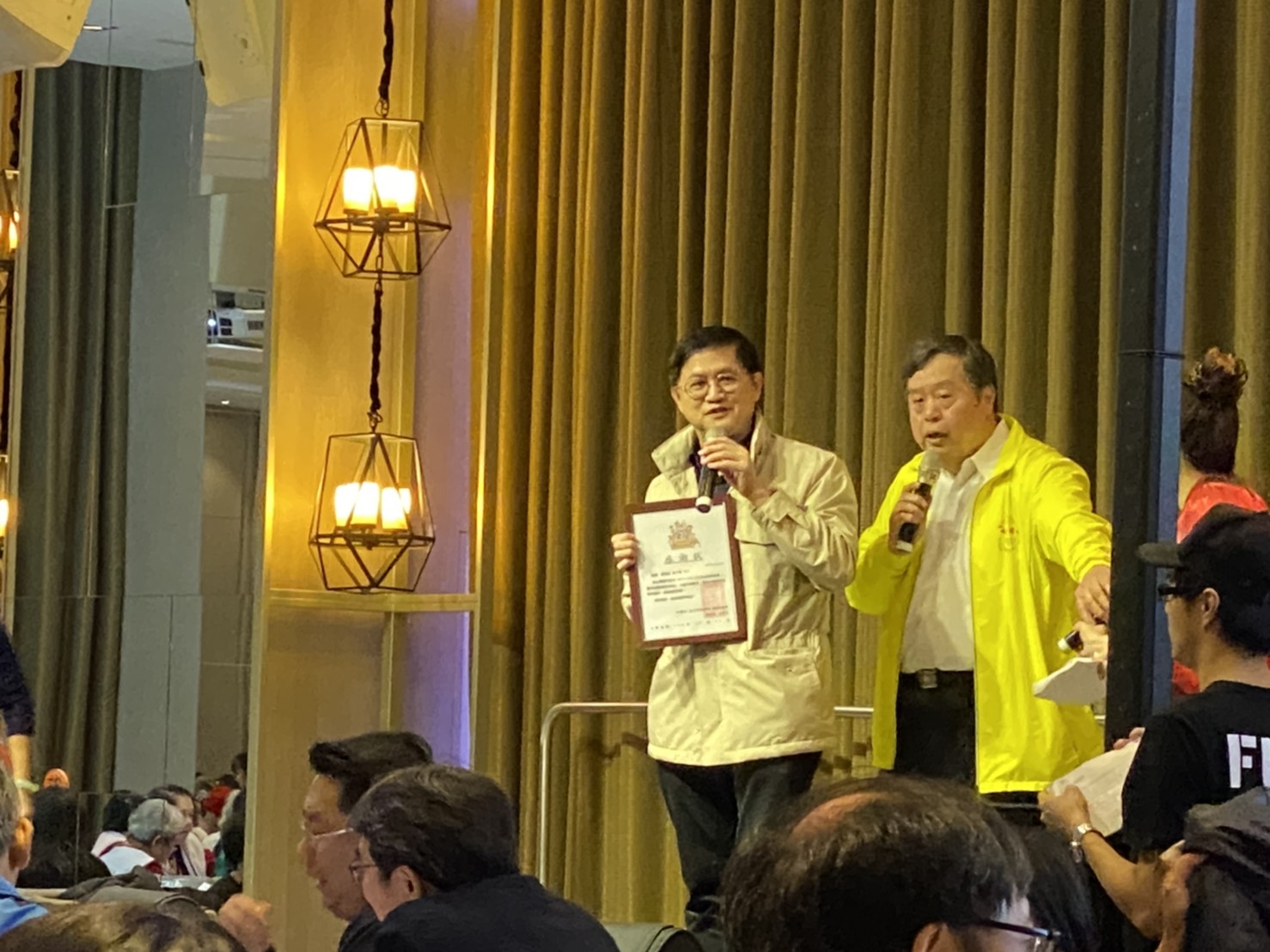 有地表最強里長之稱的台北市中正區忠勤里里長方荷生，營造社區互助已成典範，照例每年都舉辦愛心餐會。