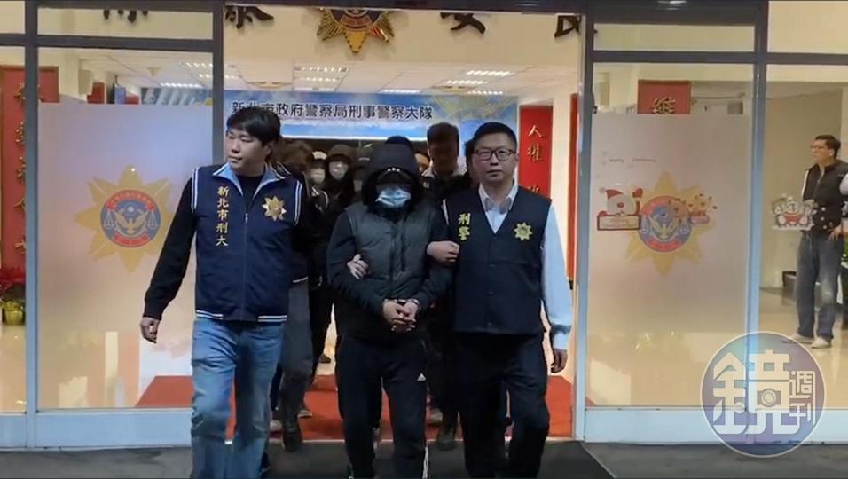 以高姓男子為首（最前面）的不法集團共7人在警訊後，被移送地檢署。（翻攝畫面）