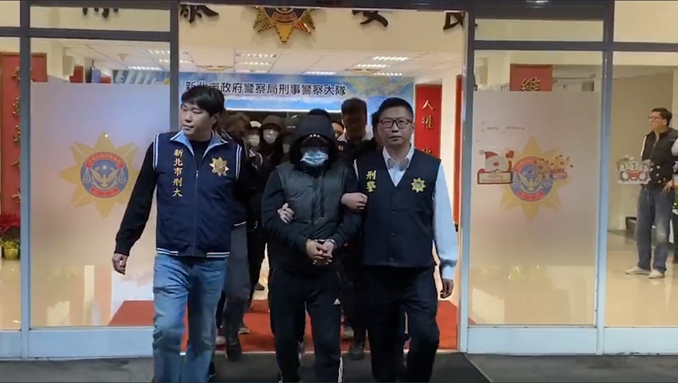 以高姓男子為首（最前面）的不法集團共7人在警訊後，被移送地檢署。（翻攝畫面）