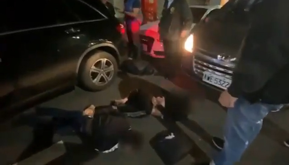 警方押解高姓主嫌前往其辦公室進行搜索。（翻攝畫面）