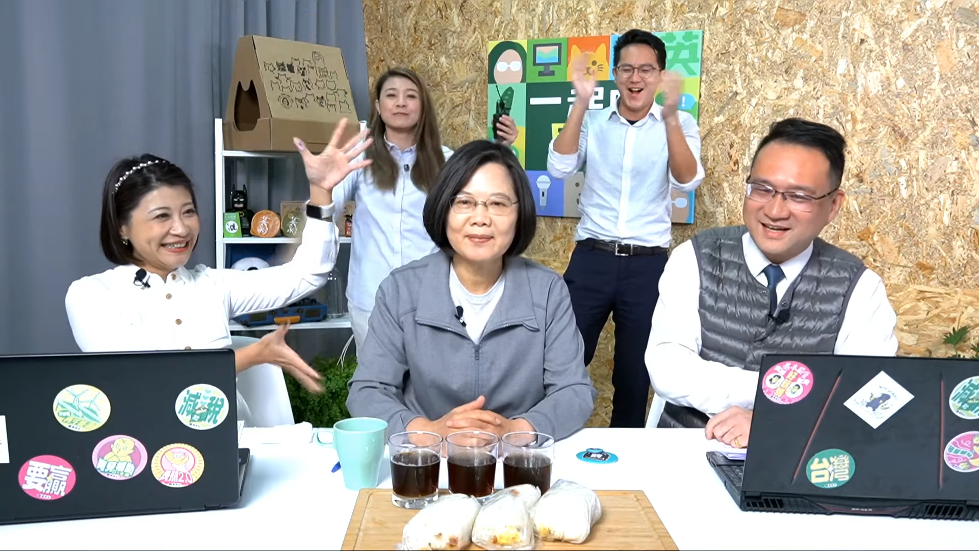 總統蔡英文（前排中）今（12日）早參加競辦發言人阮昭雄（前排右）、林楚茵（前排左）主持的「一起吃早餐」直播節目。（翻攝2020小英發言人YouTube頻道）
