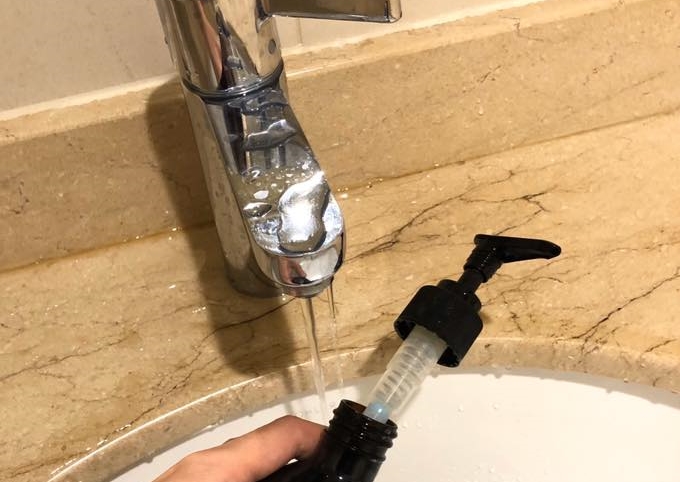 許多人習慣將沐浴乳、洗髮精等加水稀釋，可以「省錢」一瓶變成兩瓶，但這些的做法其實都NG了。（翻攝自皮膚科蔡逸姍醫師臉書）