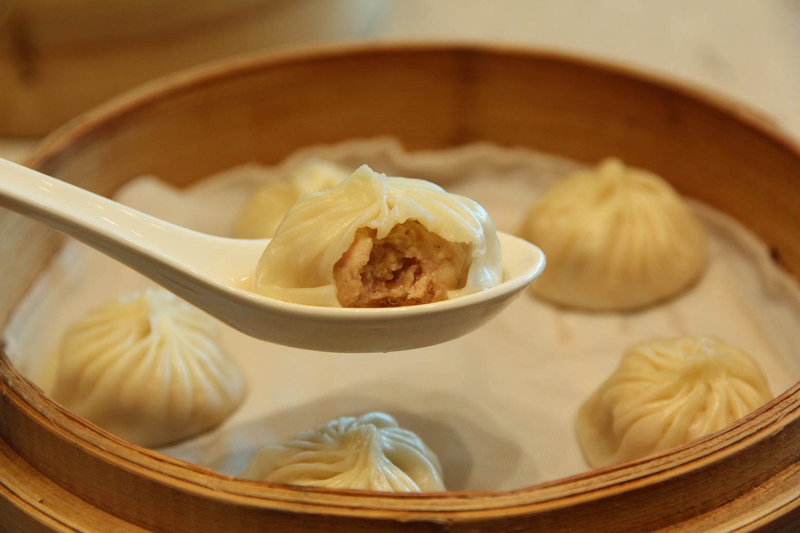 雞肉小籠包，咬下去肉汁少了一點。