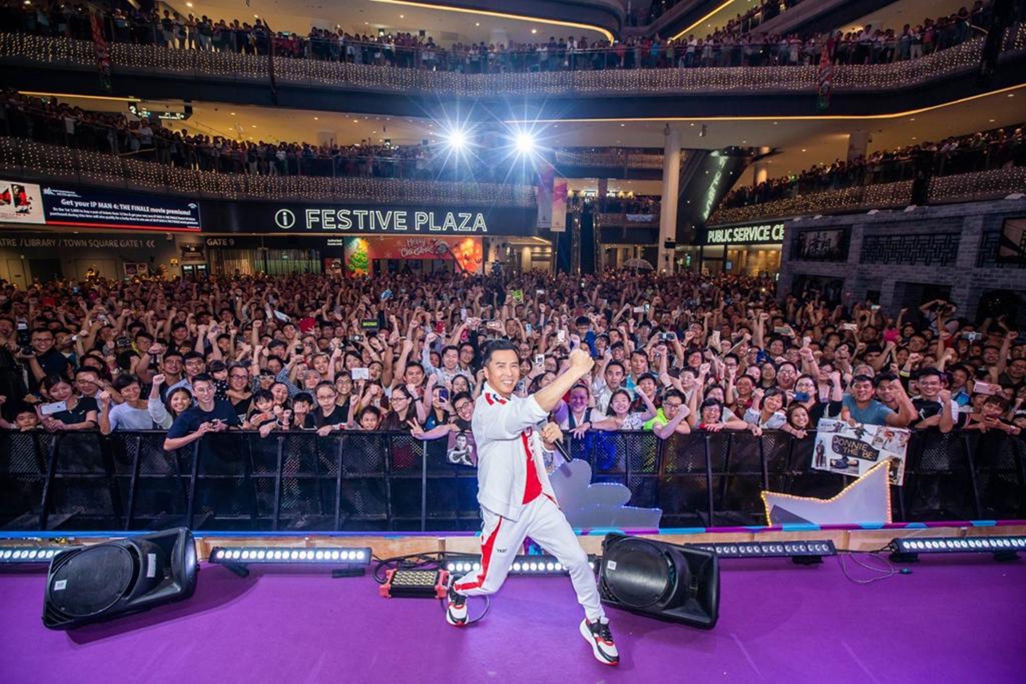 甄子丹赴新加坡宣傳《葉問4：完結篇》，吸引近5000人圍觀。（華映提供）
