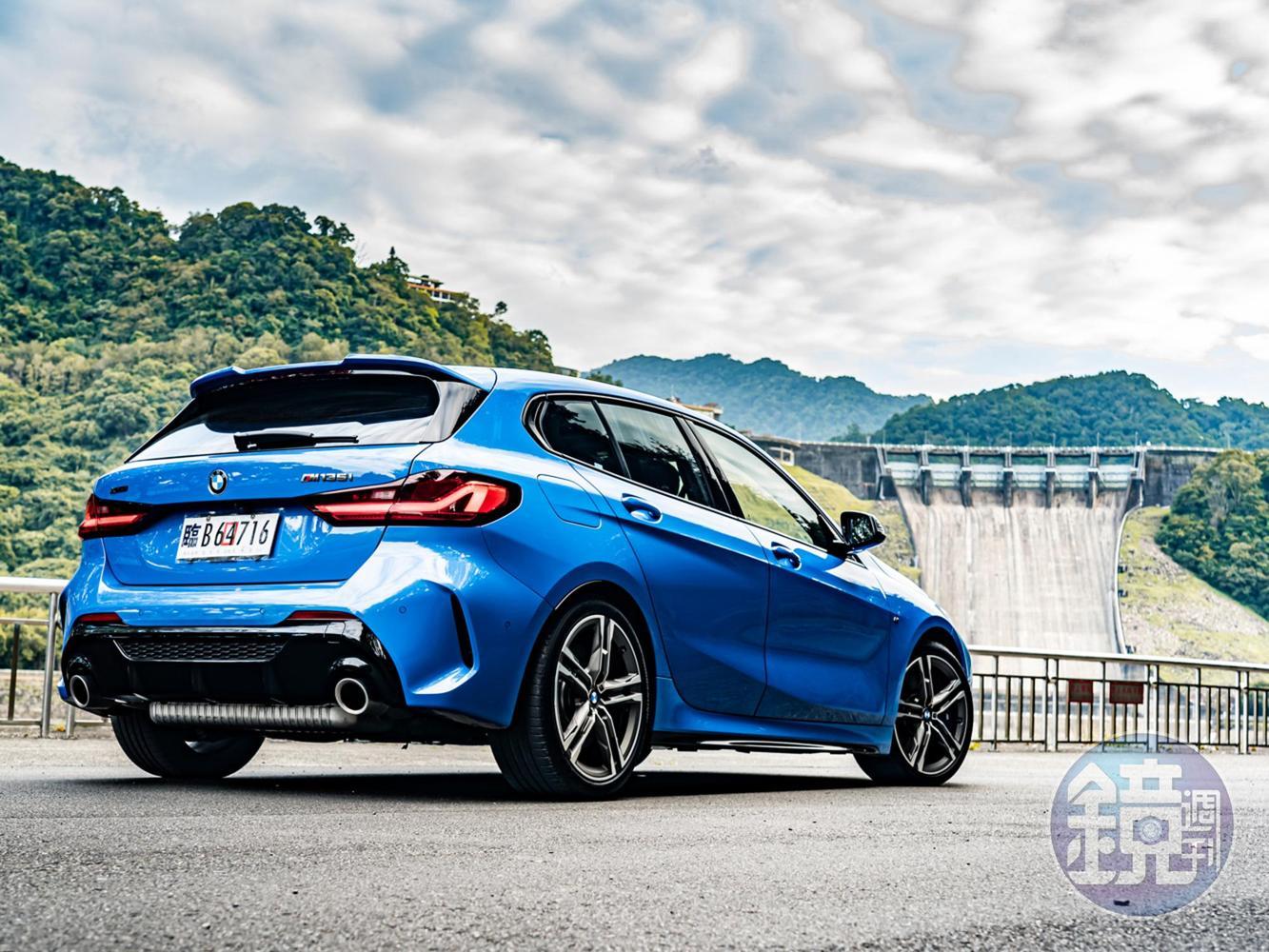 相較於上一代的寶馬性能鋼砲M140i，M135i xDrive雖然少了3.0升直列6缸引擎的激情，但卻也修正了M140i過於躁動與神經質的性格，換來的是更穩重、更好溝通的運動駕馭感。