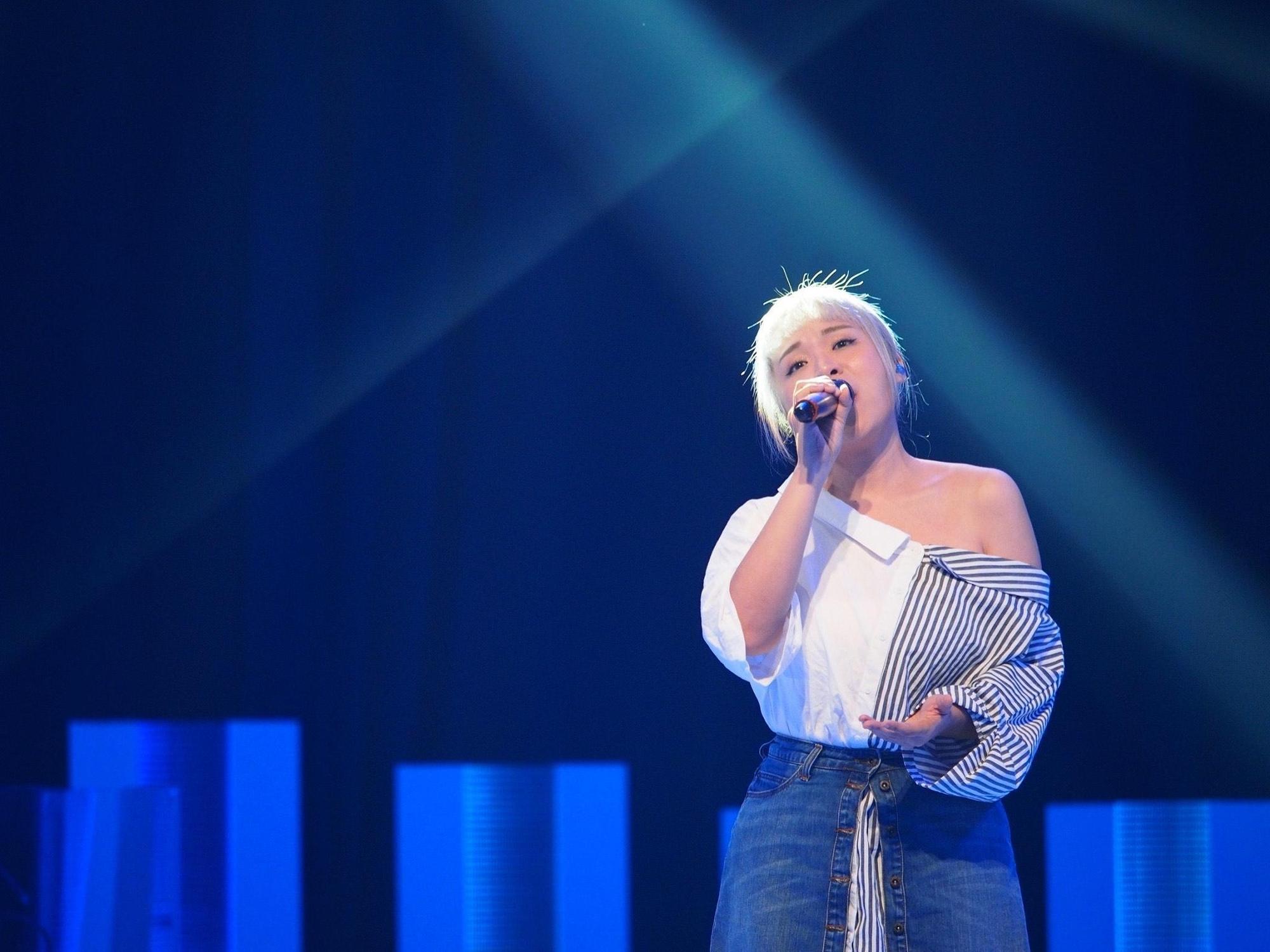 開水小姐選了王菲的經典歌曲〈開到荼糜〉，讓人驚豔。（公視提供）