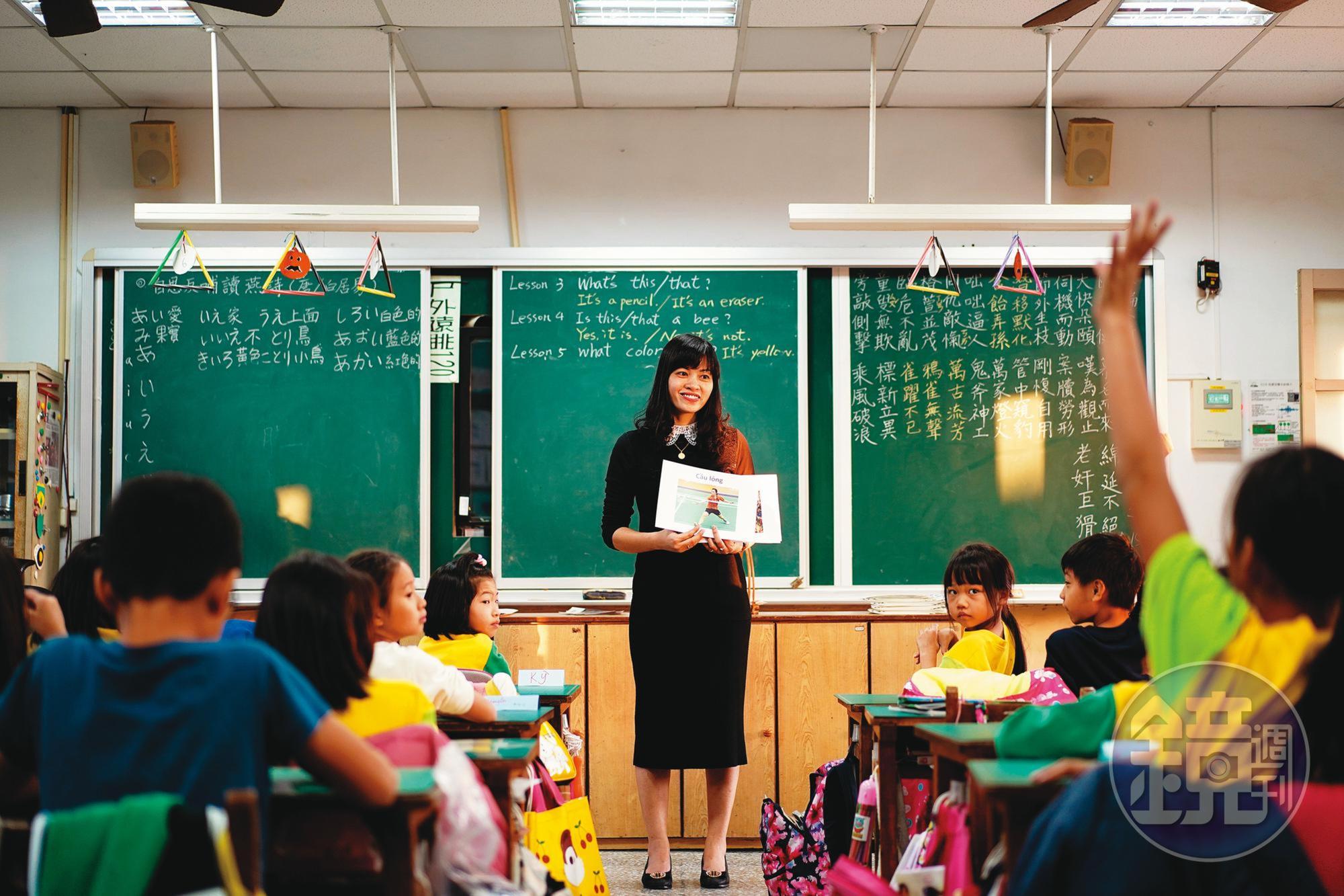 剛來台灣時童氏容連開口都不太敢,如今她在多所學校教越南語,深受學生歡迎。