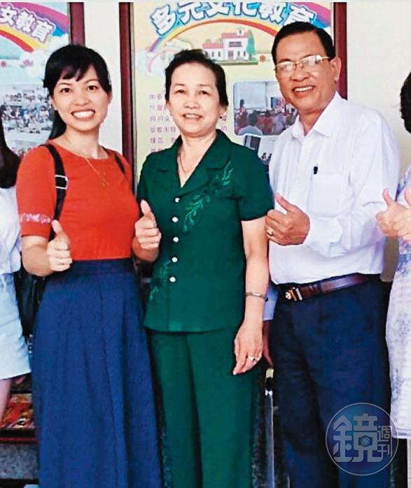 童氏容的父母兄姊都是大學畢業,她曾遺憾唯有自己沒讀大學,今年她大學畢業,父母開心飛來台灣。(童氏容提供)