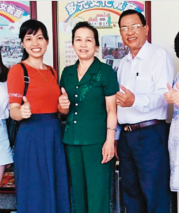 童氏容的父母兄姊都是大學畢業，她曾遺憾唯有自己沒讀大學，今年她大學畢業，父母開心飛來台灣。（童氏容提供）