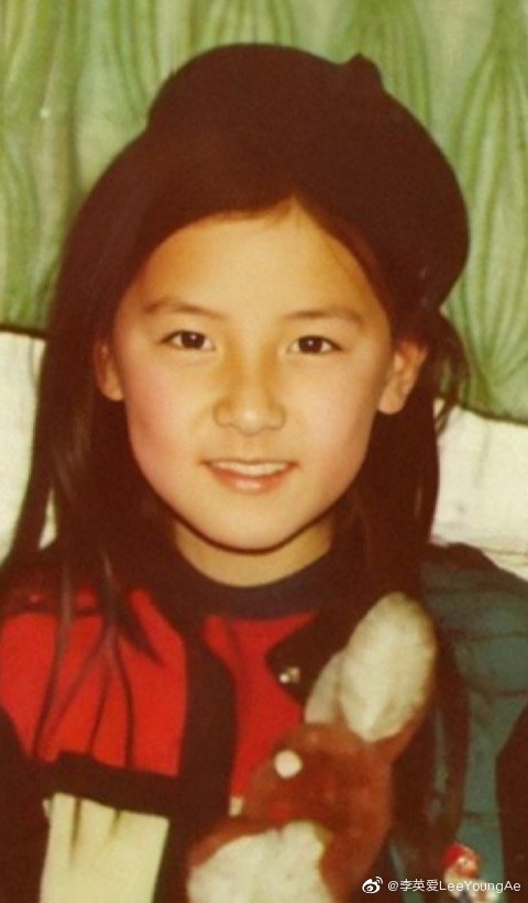 李英愛在微博曝光她11歲的童年照。（翻攝自李英愛微博）