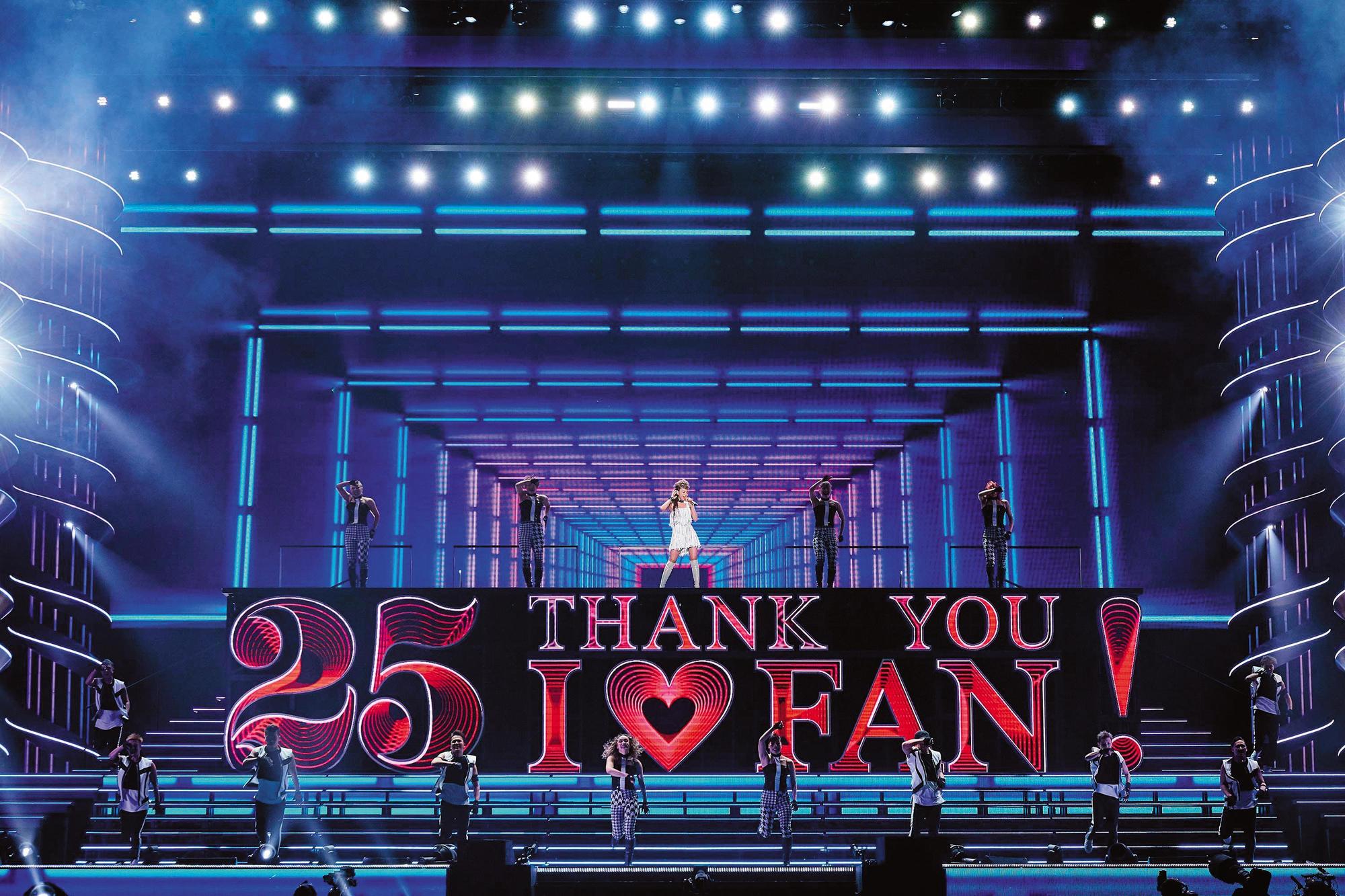 安室奈美惠搭乘寫有「THANK YOU I ♥ FAN!」的大型升降梯登場，藉此傳達對歌迷的感謝。（ON THE LINE提供）