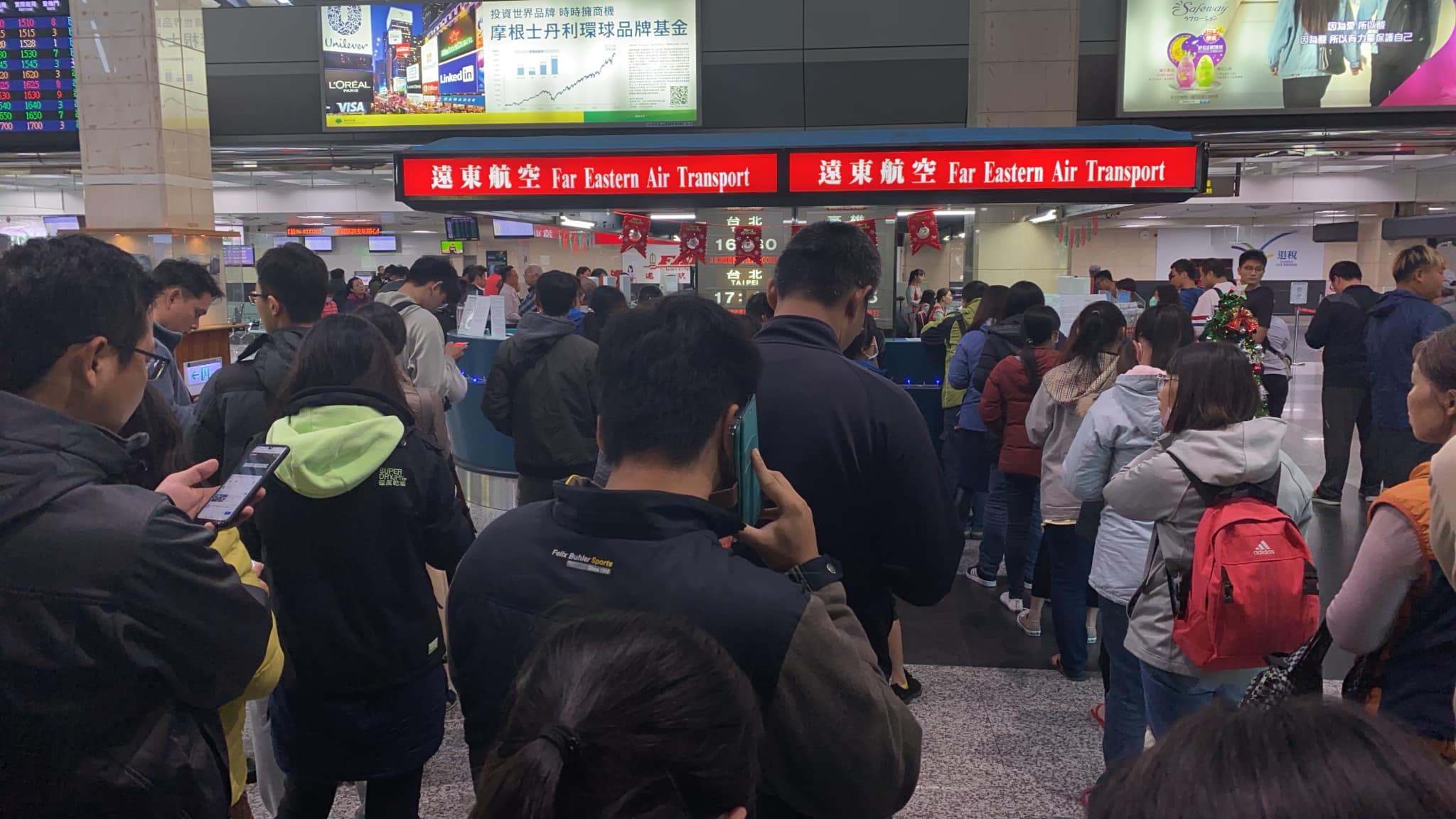 澎湖機場遠東航空櫃台湧現退換票民眾。（讀者提供）