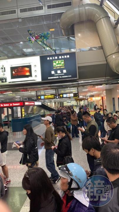 澎湖機場遠東航空櫃台湧現退換票民眾。(讀者提供)
