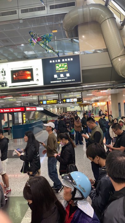 澎湖機場遠東航空櫃台湧現退換票民眾。（讀者提供）