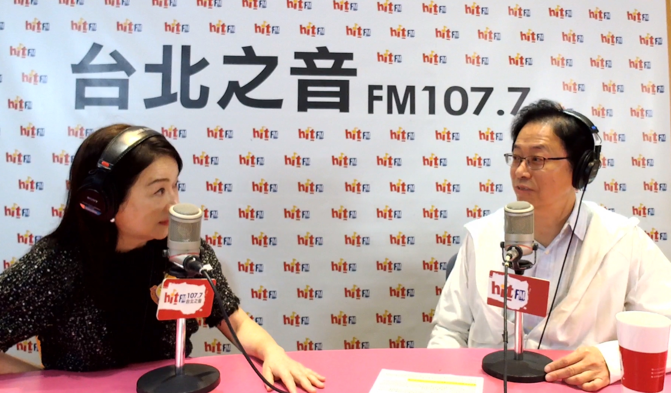 周玉蔻細數蔡英文近年政績，包含GDP成長、股市萬點長紅等，卻遭張善政反嗆「被蔡英文洗腦了！」（翻攝自Hit Fm聯播網-周玉蔻嗆新聞）