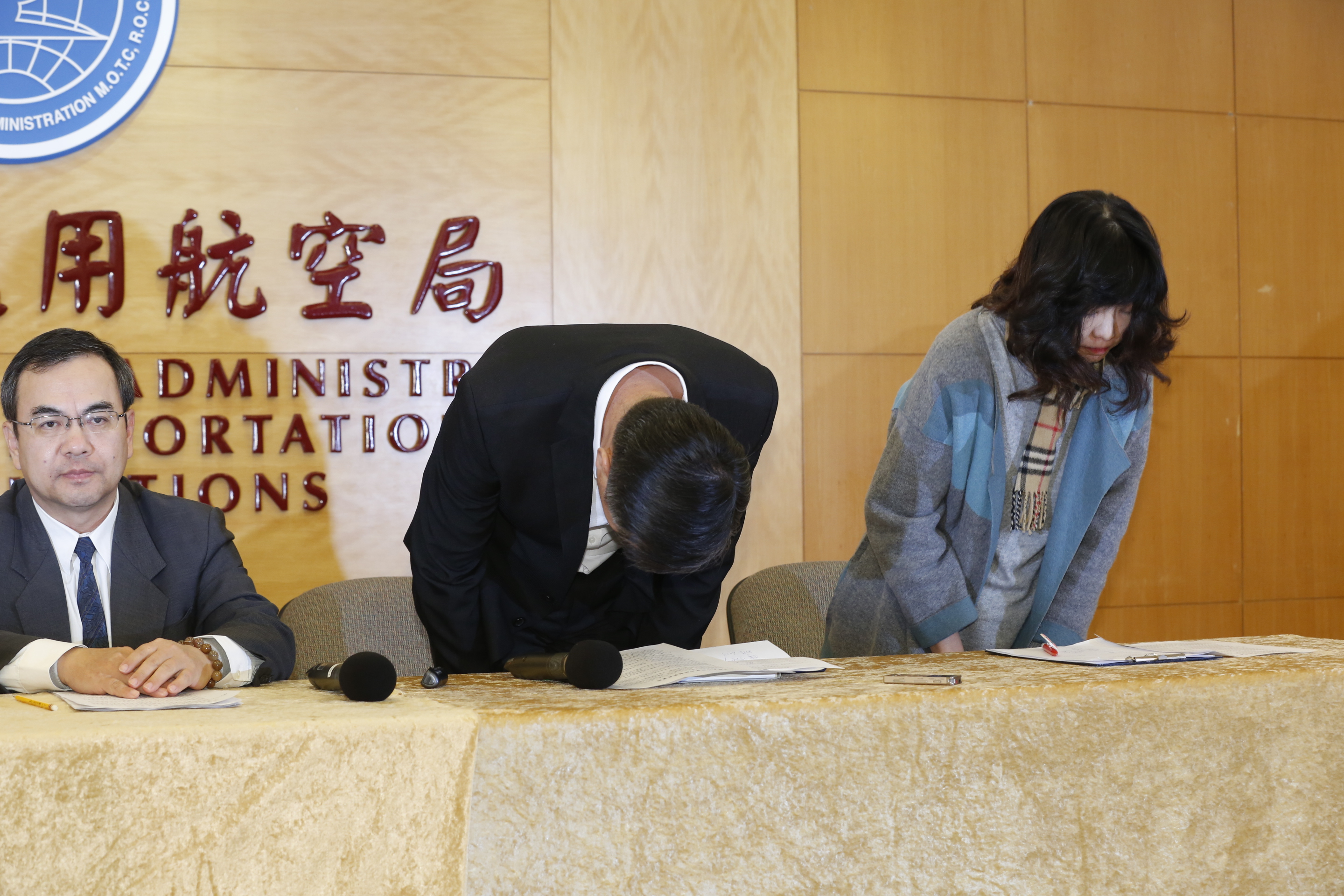 交通部民航局下午與遠航主管開記者會，遠航副總黃育祺當場鞠躬向社會大眾道歉。