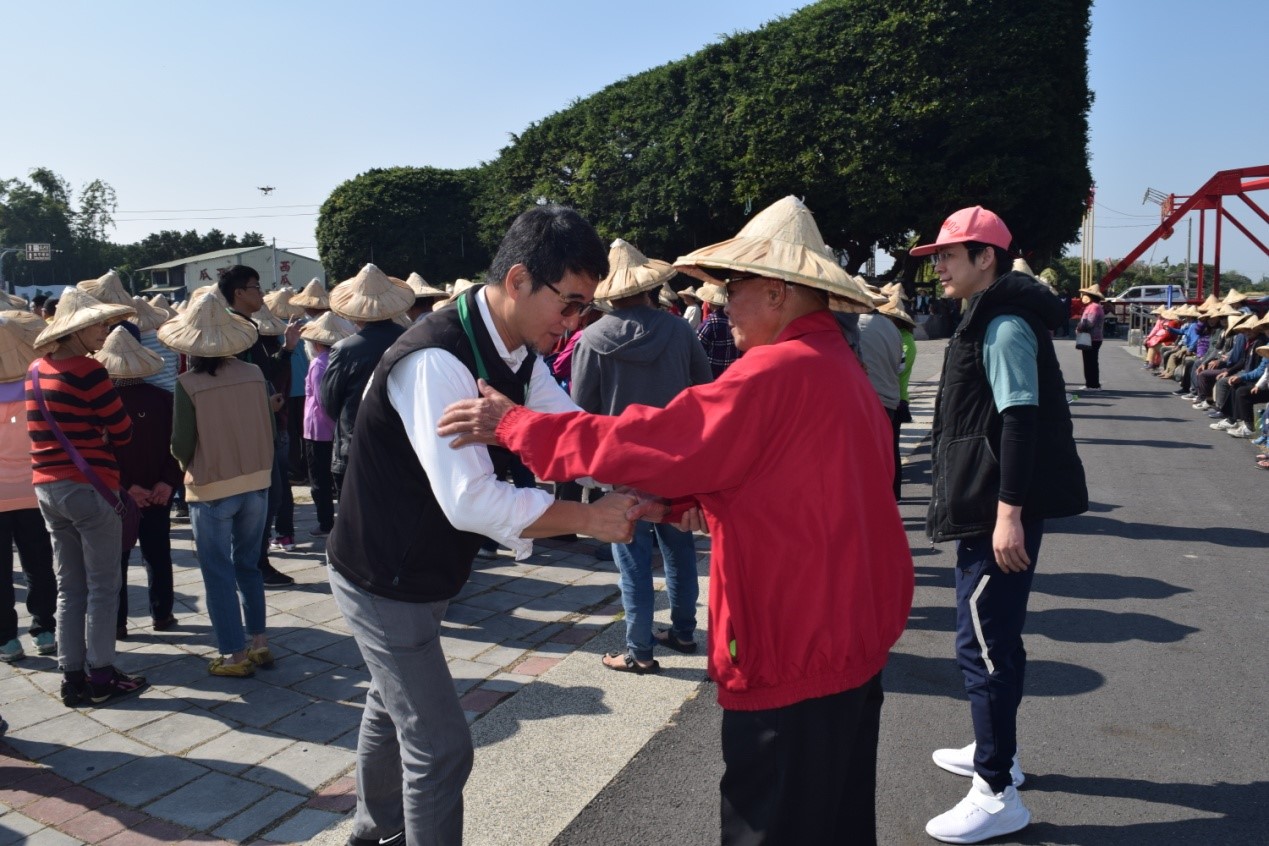 濁水溪的西螺大橋旁，有500位農民站出來力挺劉建國，希望能繼續為農民謀福利。（劉建國辦公室提供）