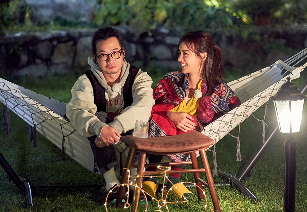 陳意涵（右）、許富翔星空下耍浪漫擠出幸福感。（WeTV提供）
