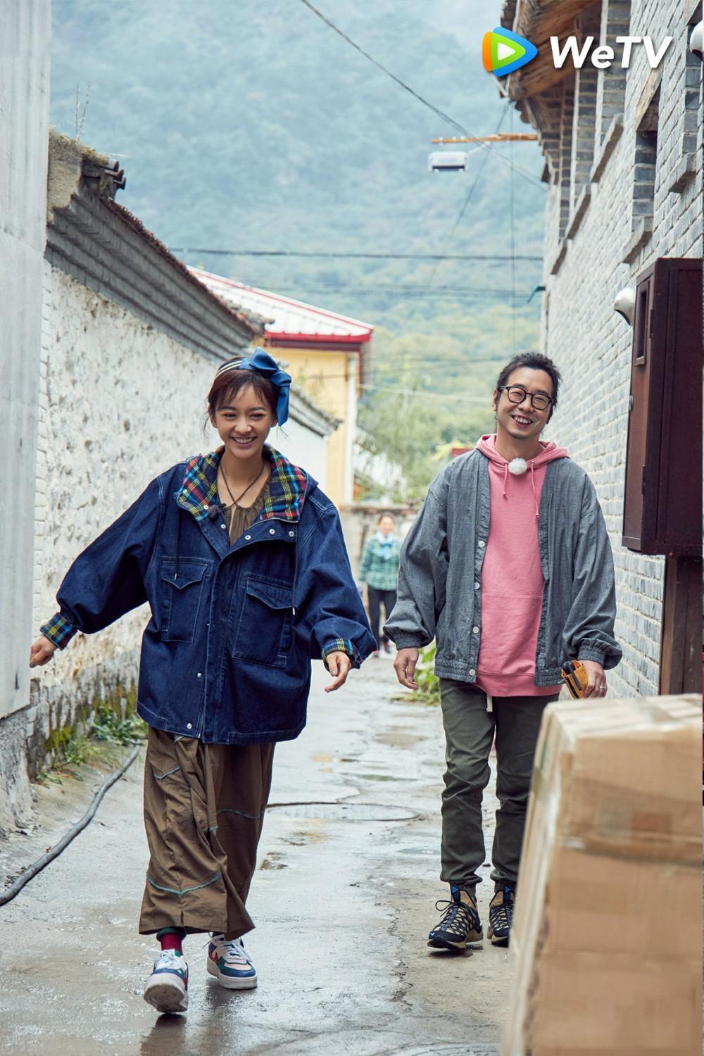 許富翔（右）登長城氣喘吁吁，陳意涵自封愛運動少女登長城難不倒。（WeTV提供）