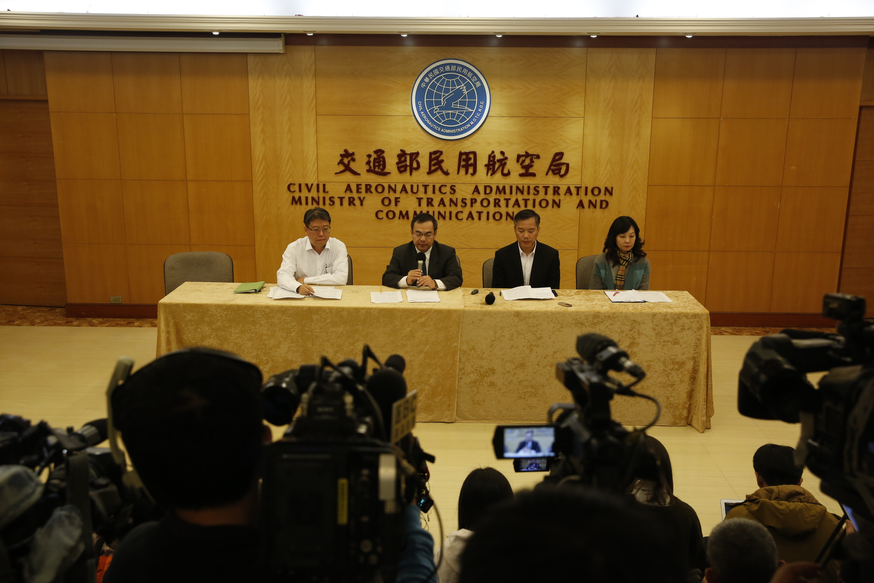 遠東航空副總黃育祺（右二）、發言人盧紀融（右一）向社會大眾致歉。