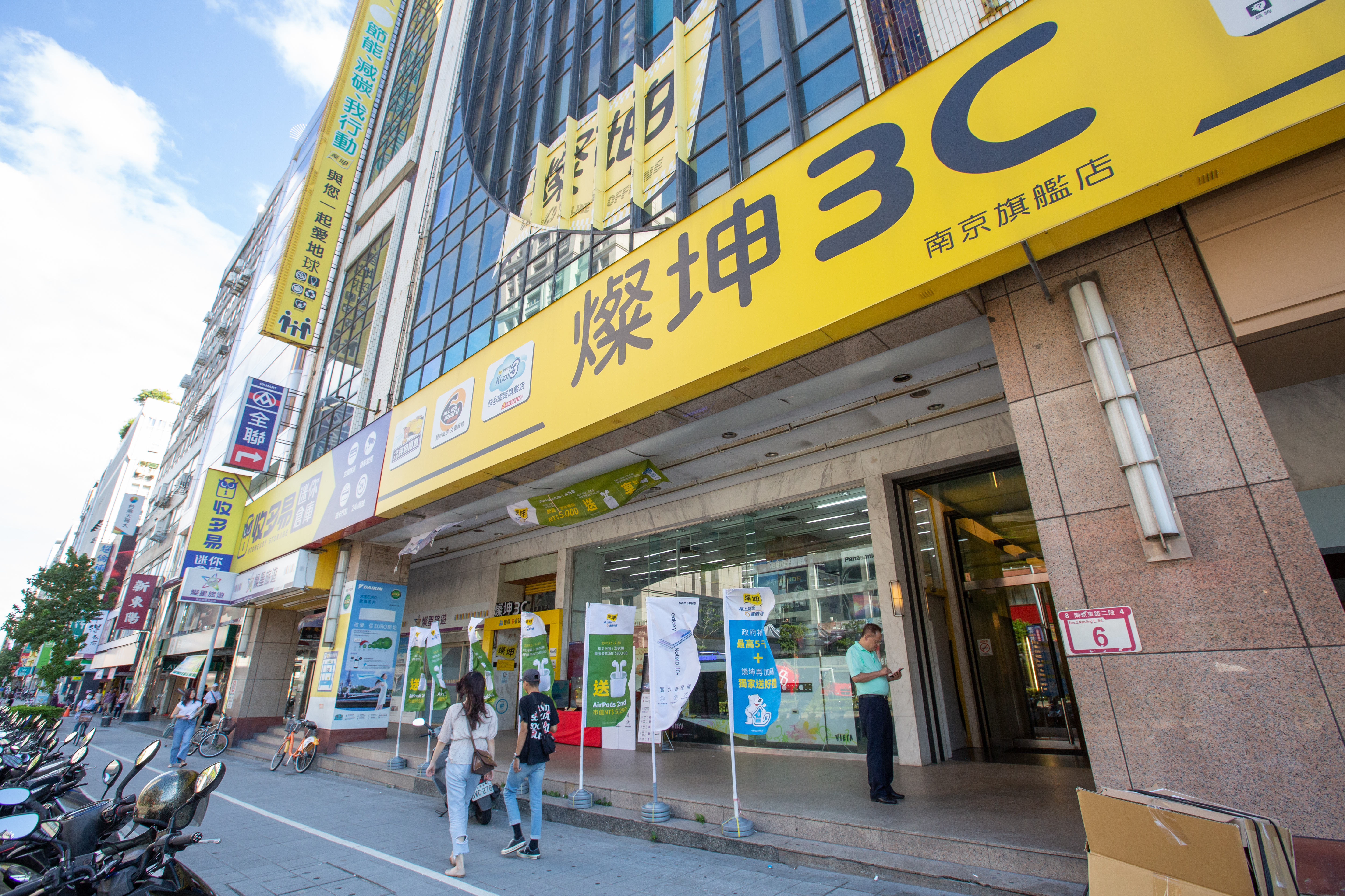 燦坤再爆高層人事地震，董事長何宗原、財務長徐霄菀辭職。