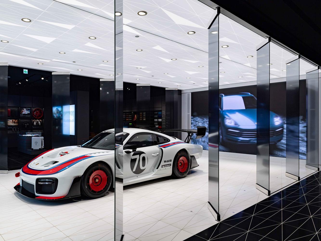 為盛大歡慶Porsche Studio都會概念店開幕，現場限期展出保時捷賽道王者Porsche 935。