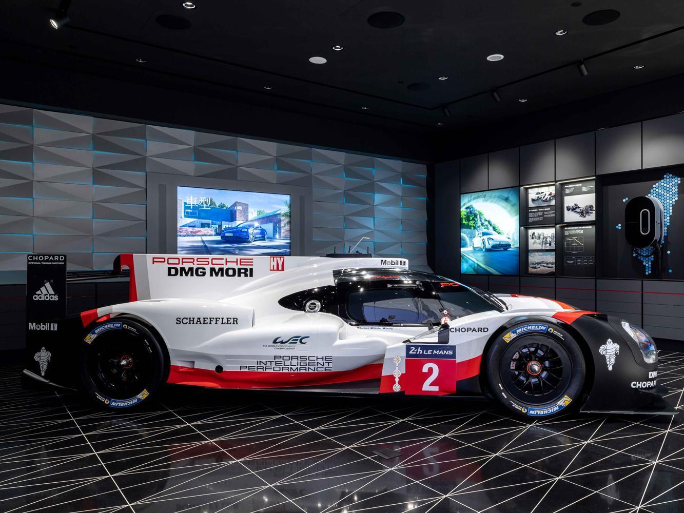 「E-Performance」展示保時捷發展電動化的歷程，現場也限期展示賽道戰駒919 Hybrid。