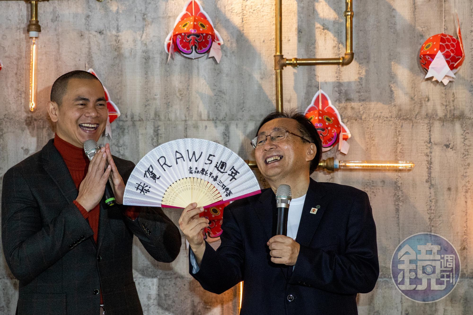 前陣子恰好是RAW五週年，知事禮數做很足，除了送出印有江振誠頭像的南部煎餅，還親筆在扇子上題字當禮物。