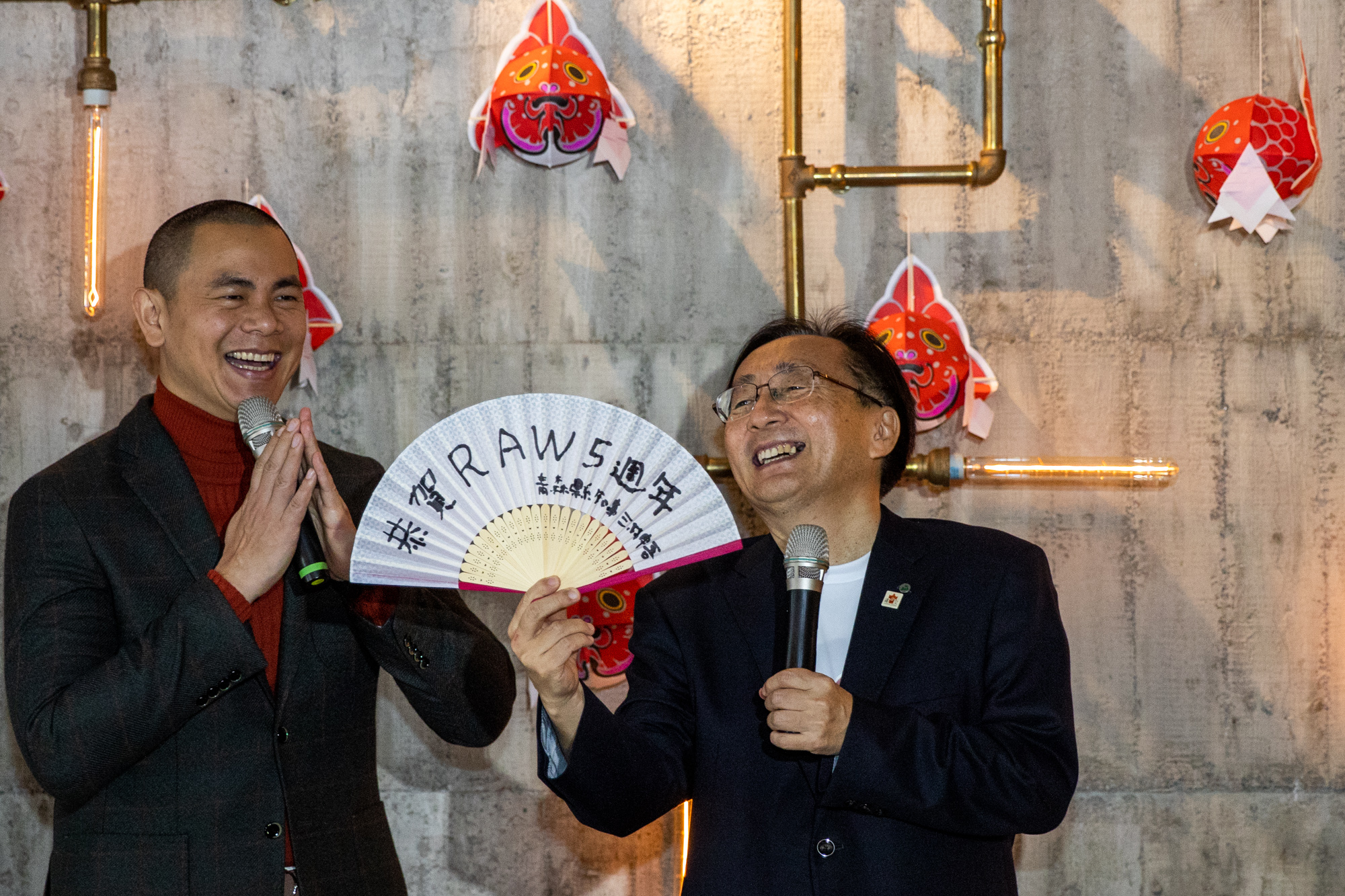 前陣子恰好是RAW五週年，知事禮數做很足，除了送出印有江振誠頭像的南部煎餅，還親筆在扇子上題字當禮物。
