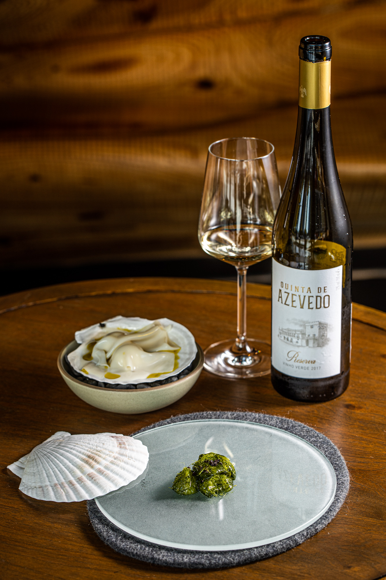「山」搭配2017年葡萄牙綠酒「Quinta de Azevedo Vinho Verde Reserva」，尾韻胡椒香氣悠長而輕盈。