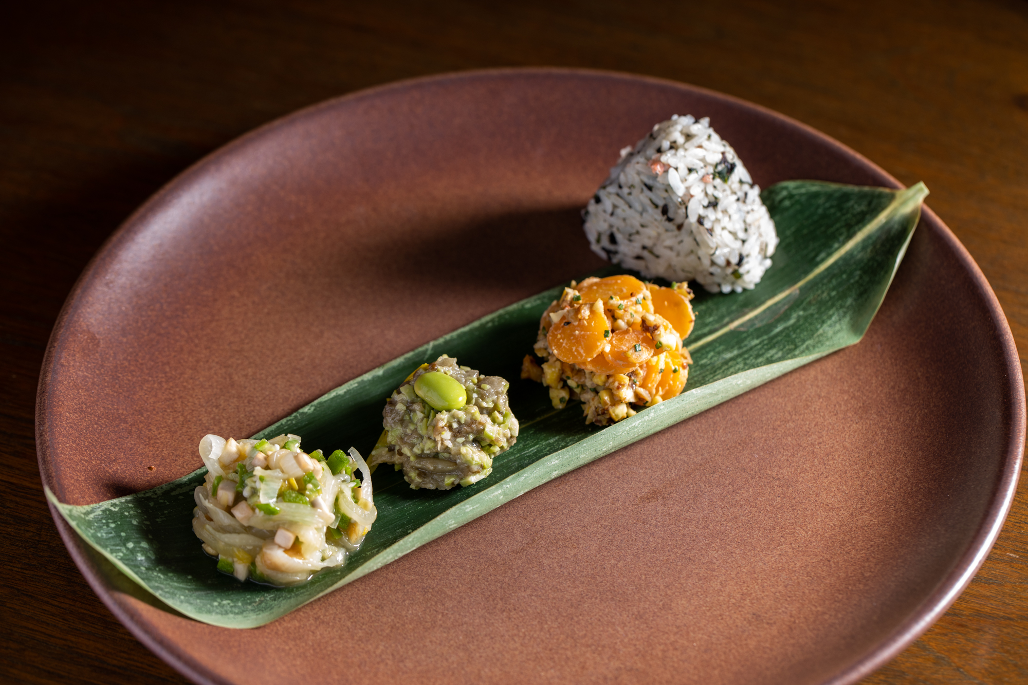 三品小菜與飯糰的組合，具象化青森的「おふくろの味（媽媽的味道）」。