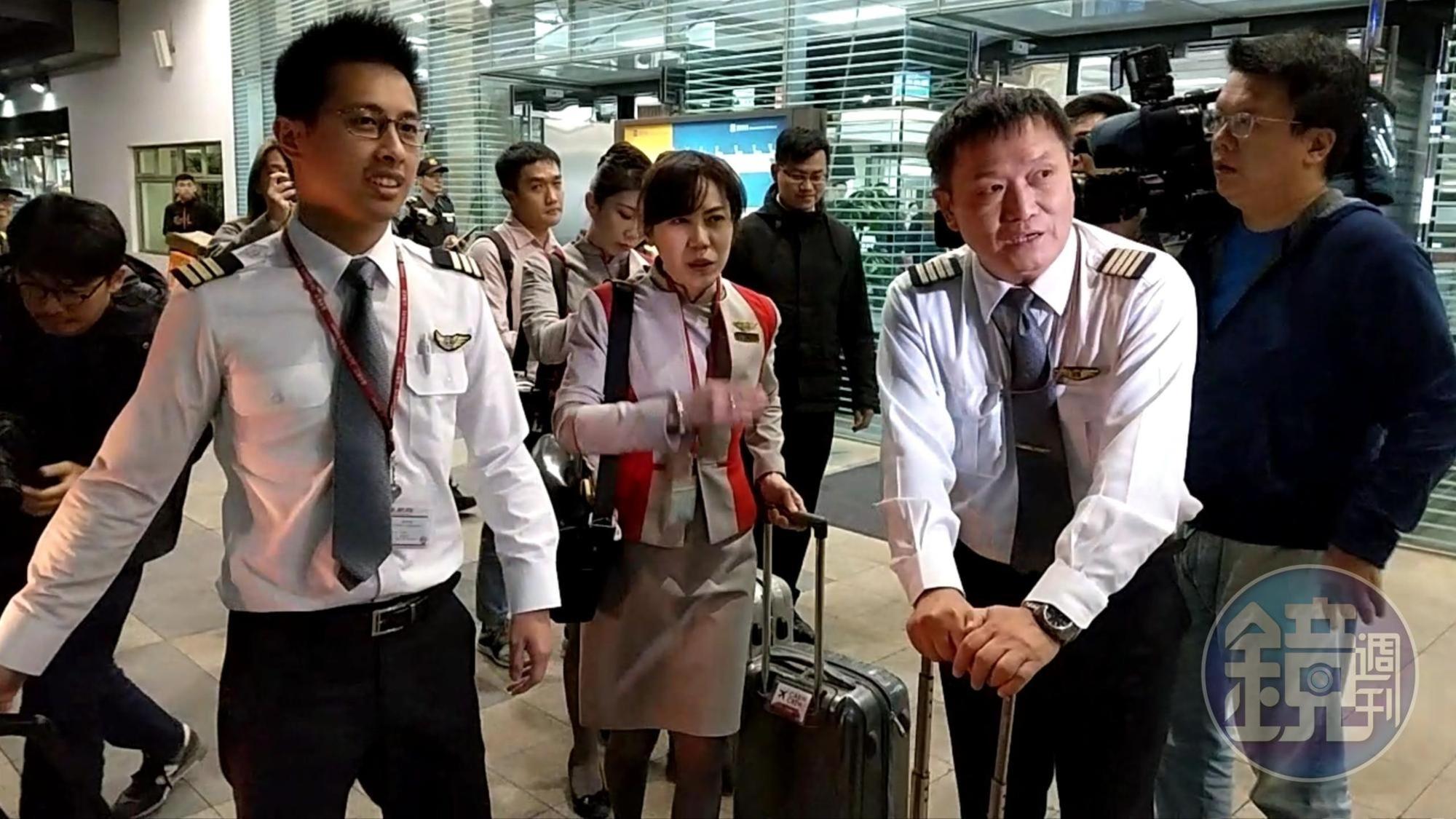 遠東航空今宣布將停飛,晚間最後一班飛機FE282從澎湖起飛,晚間9點14分抵達松山機場,正副機師及2位空服員,成為遠航最後一班飛機的組員。
