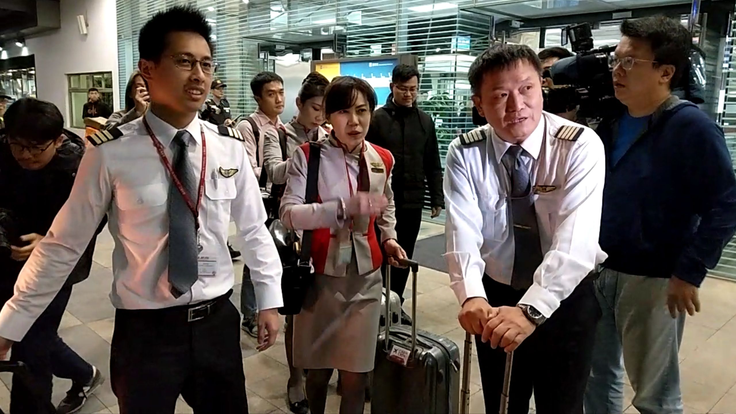 遠東航空今宣布將停飛，晚間最後一班飛機FE282從澎湖起飛，晚間9點14分抵達松山機場，正副機師及2位空服員，成為遠航最後一班飛機的組員。