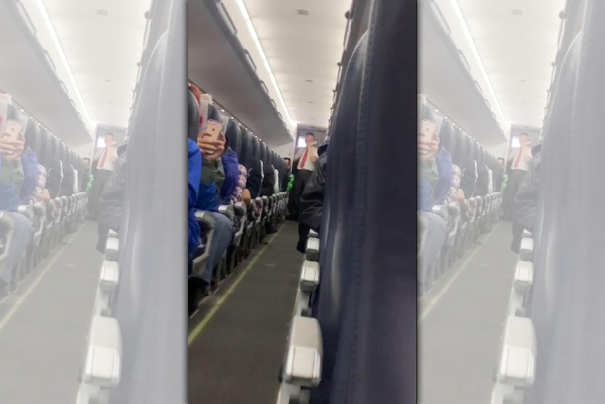 遠航昨晚倒數第二班飛機從澎湖抵台,座艙長感性和旅客道別。(讀者提供)