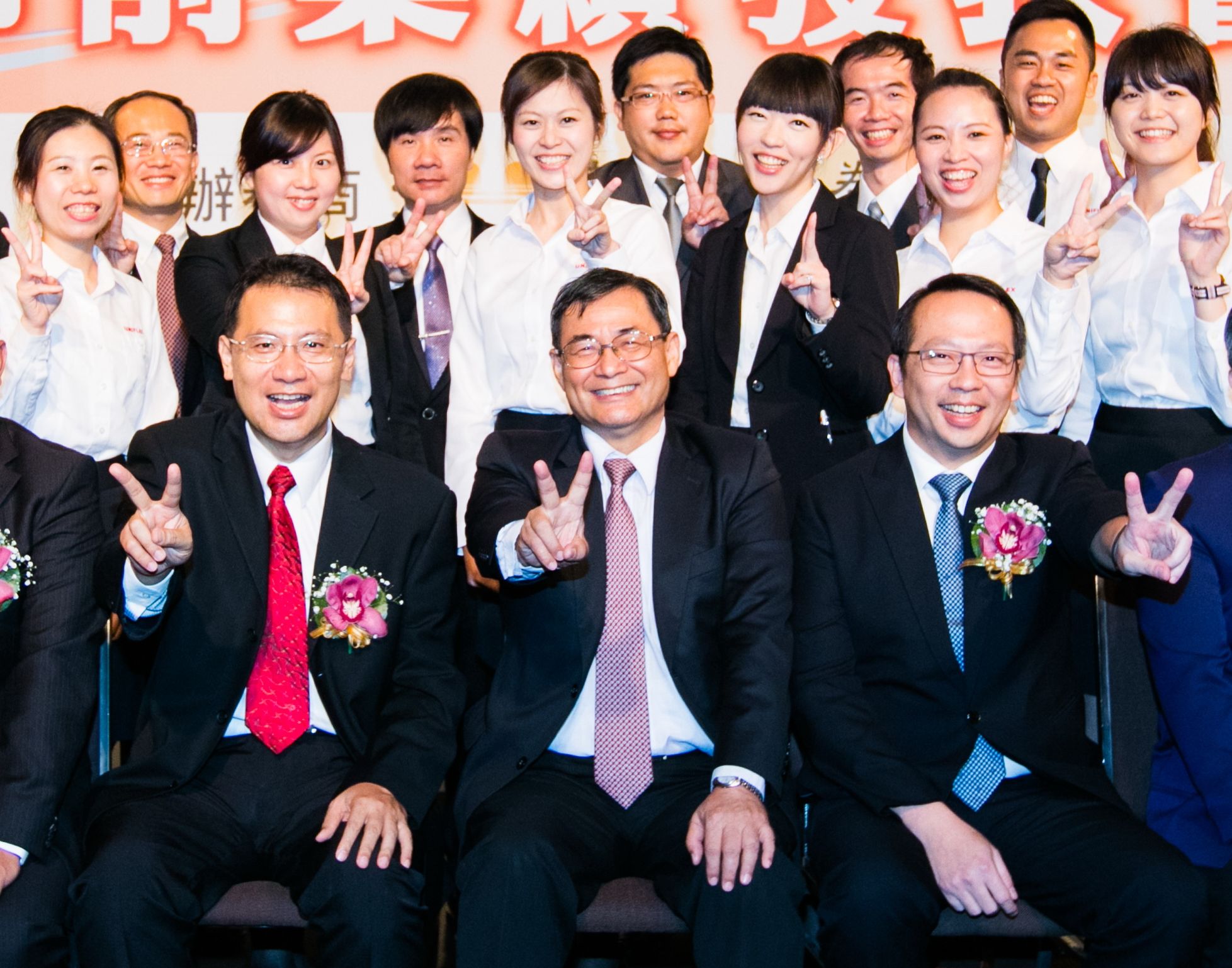 全球第二大印刷電路板廠欣興電子是同泰電子的最大股東,曾山一(前排左)是董事長曾子章(前排中)一手提拔的戰將,李遠智為前同泰總經理(前排右)。(同泰電子提供)